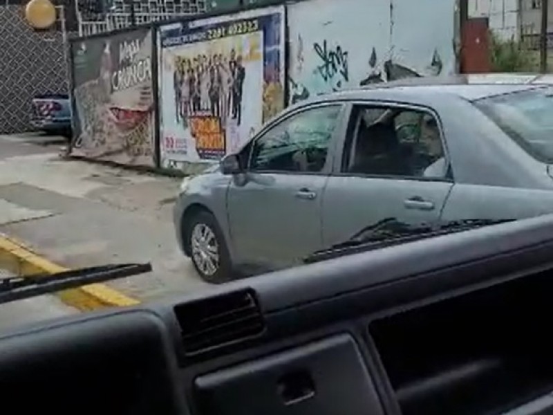 Exhiben a conductor manejando sobre la banqueta