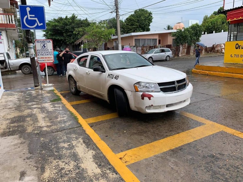 Exhiben a empleado municipal por causar accidente