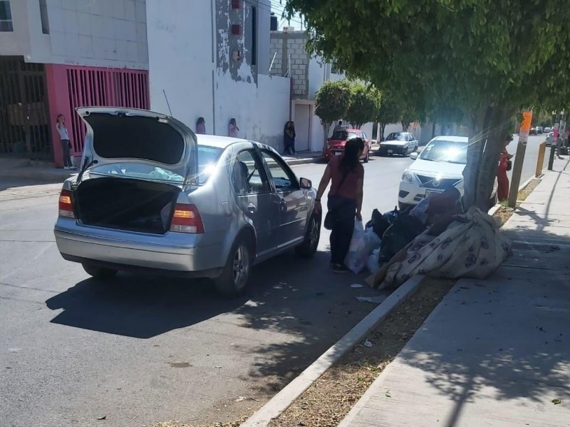 Exhiben a mujer dejando basura en la vía pública