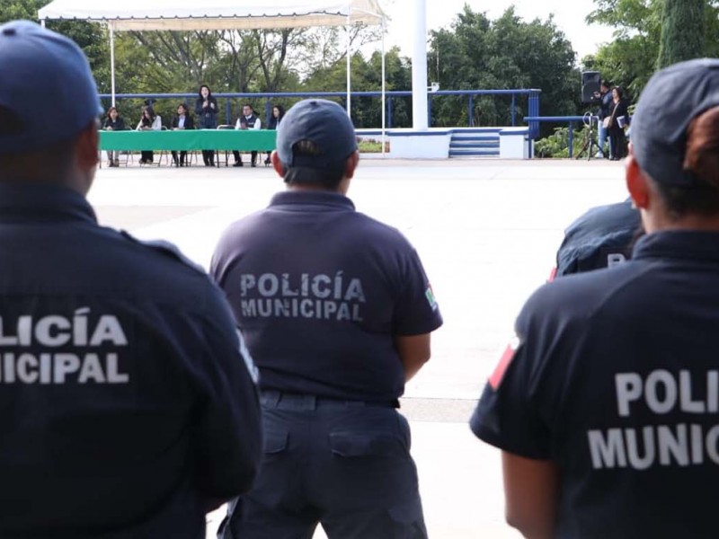 Exhiben a policía drogándose