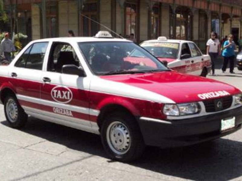 Exhiben discusión entre taxista y pasajera por cobro de servicio en Orizaba