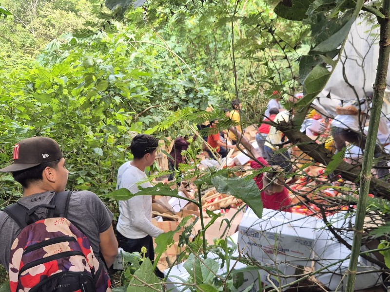 Exhiben en redes sociales rapiña y reventa tras volcadura de tráiler Exhiben en redes sociales rapiña y reventa tras volcadura de tráiler