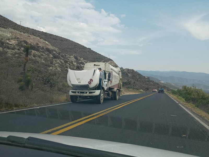 Exhiben otra vez camión de OOSELITE descompuesto sobre carretera