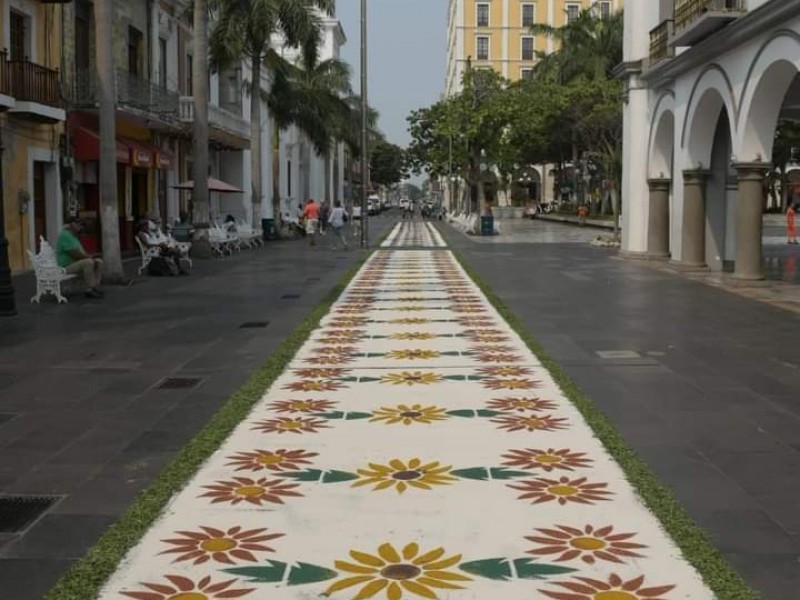 Exhiben tapete de aserrín  en el Zócalo