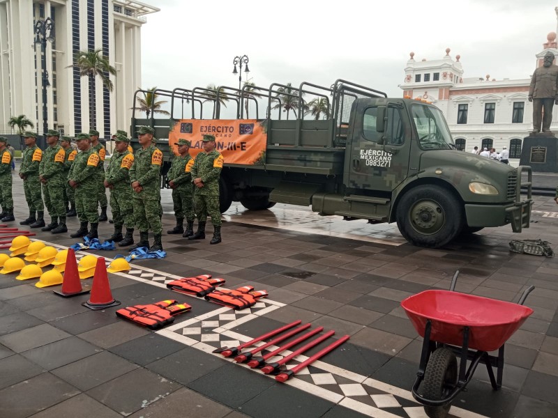 Exhibición de vehículos de la Sedena en el malecón