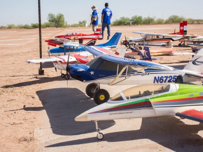 Exhibiran aviones y helicópteros a escala