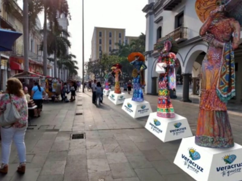 Exhibirán catrinas gigantes en el zócalo de Veracruz