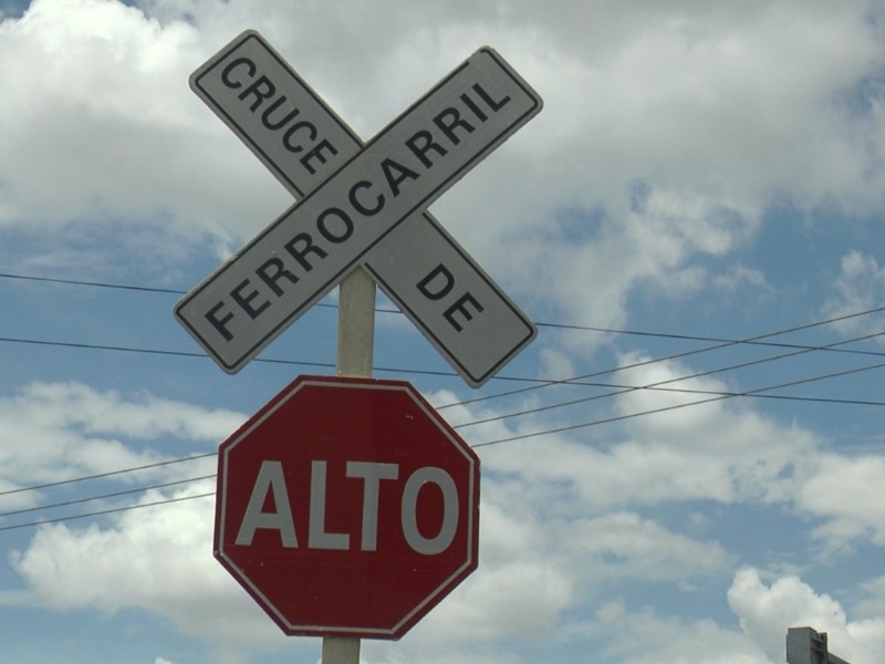 Exhorta Guillén Rico ser precavidos en cruces ferroviarios en la ciudad