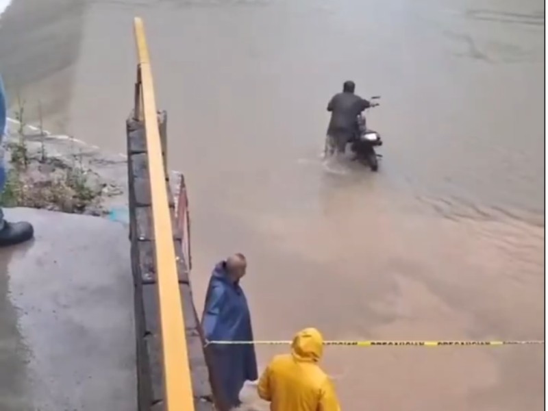 Exhorta Protección Civil evitar el cruce del puente en San José Chiltepec