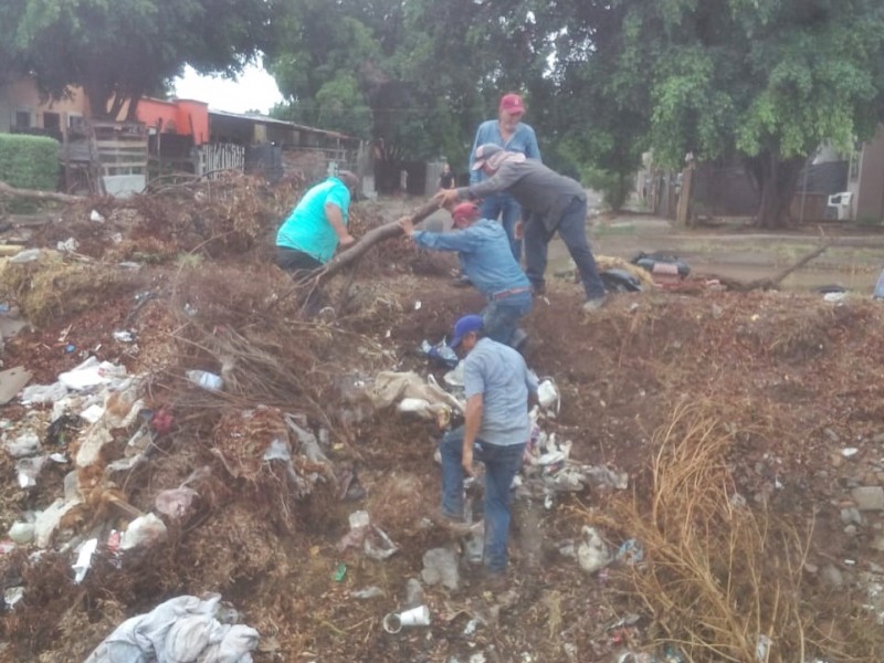 Exhortan a ciudadanos a no arrojar basura en las alcantarillas