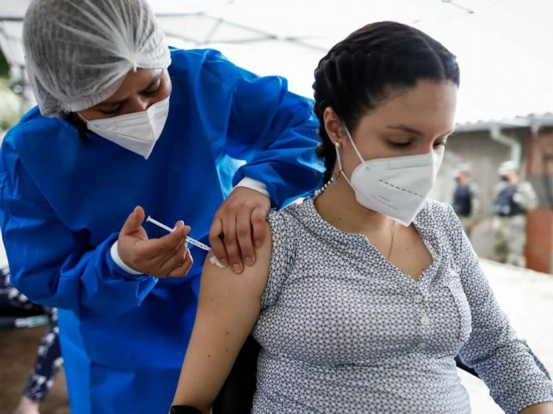 Exhortan a mujeres embarazadas a vacunarse contra COVID-19