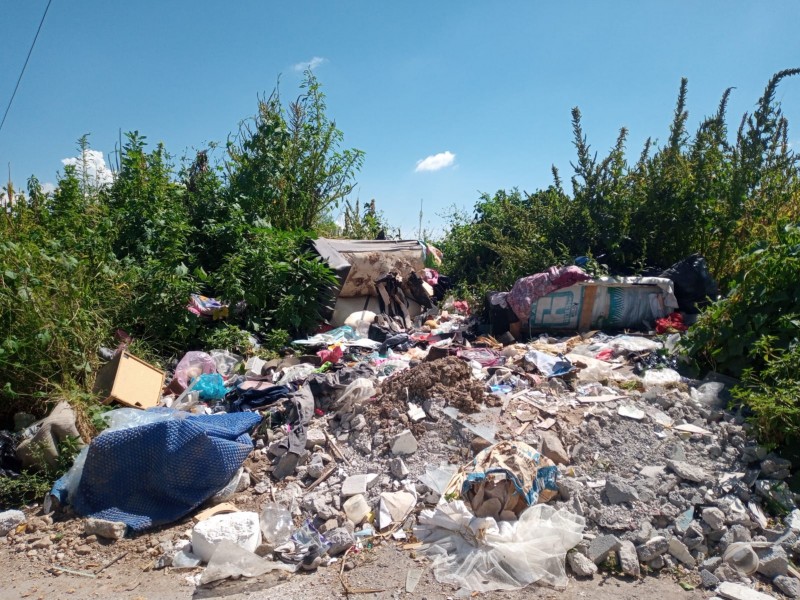 Exhortan a vecinos a dejar de tirar basura en baldíos