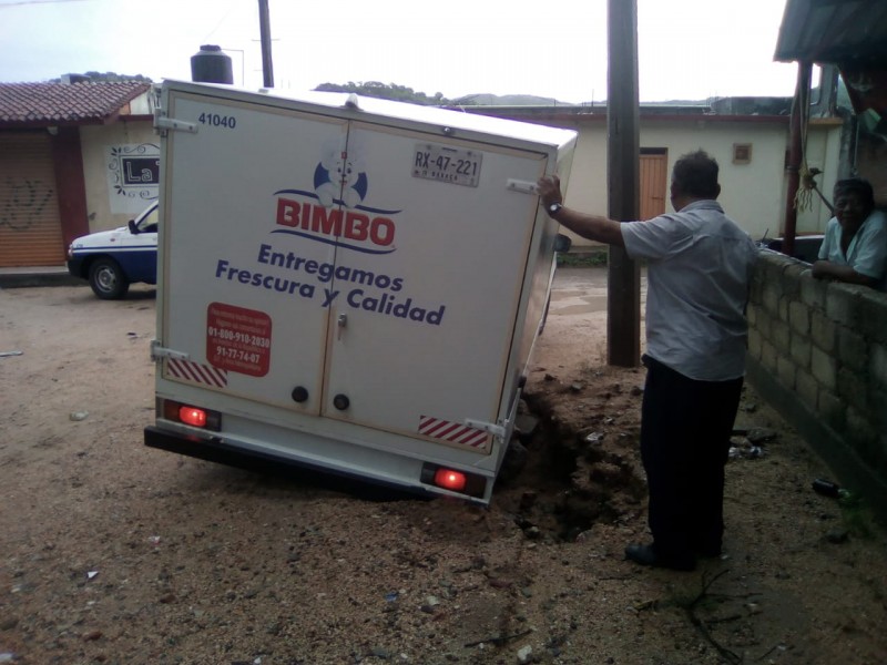 Exhortan autoridades a conductores extremar precauciones por reblandecimientos