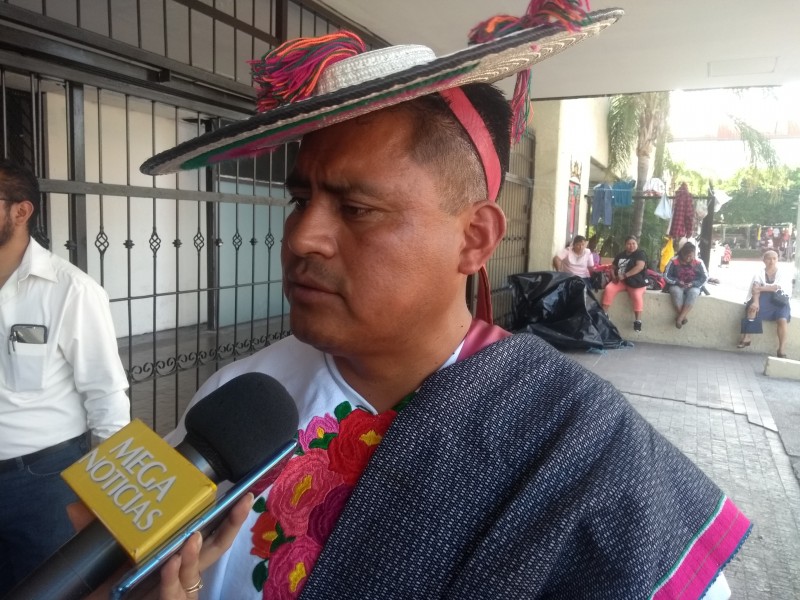 Exigen a alcalde de Huixtán cumplir con obras