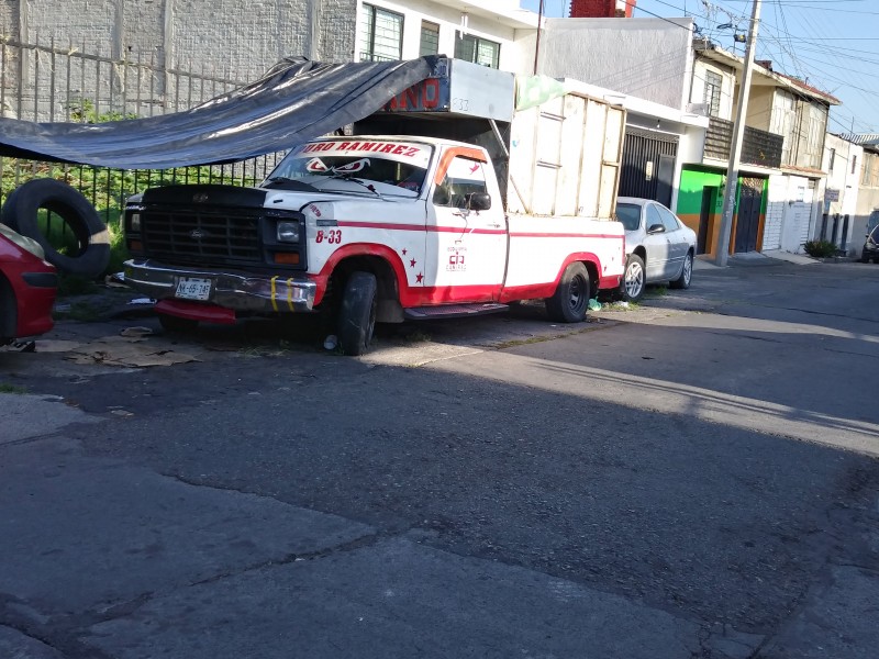 Exigen a ayuntamiento retirar camioneta de basura abandonada