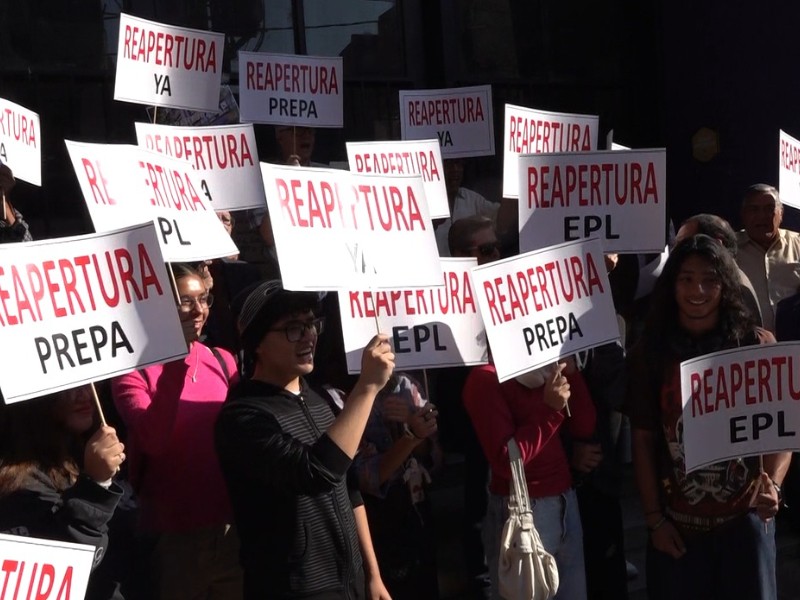 Exigen a la gobernadora y presidenta municipal intervenir por prepa nocturna