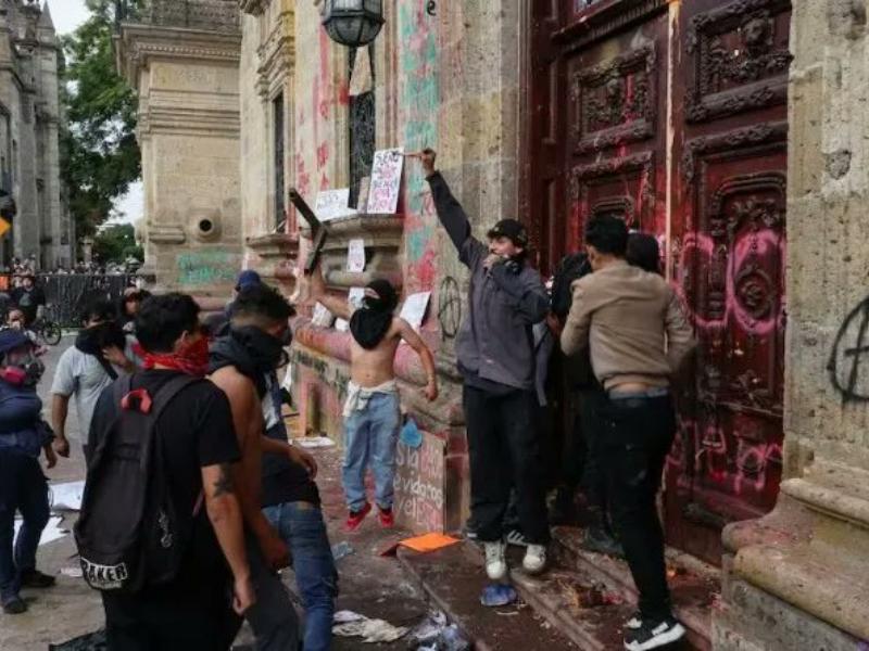 Exigen aclarar el papel de infiltrados en marchas por agua en Guadalajara