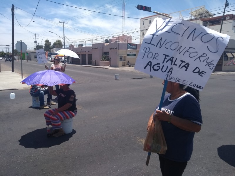 Exigen agua en la Cinco de Mayo