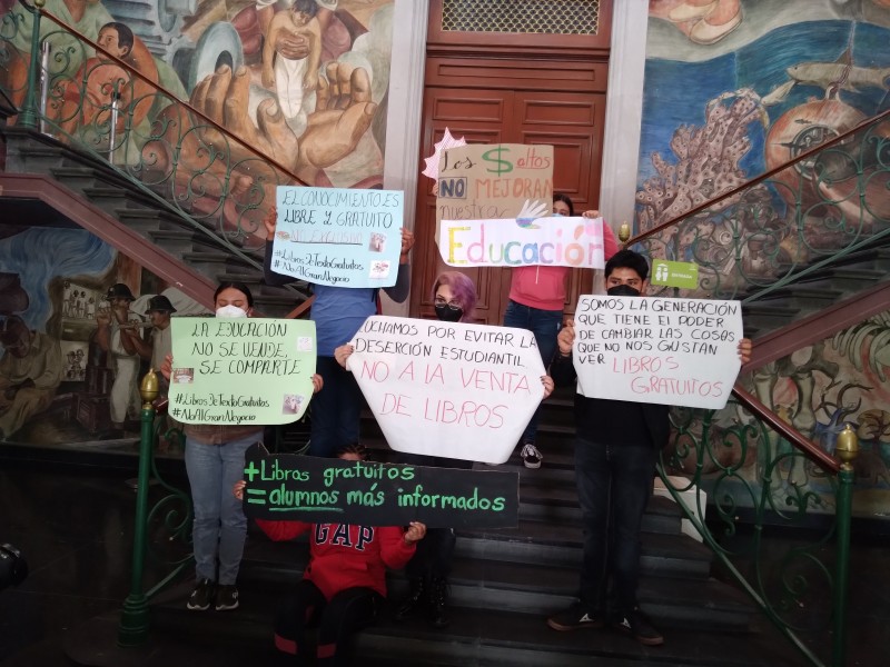 Exigen alumnos de la UAEM gratuidad de libros de texto