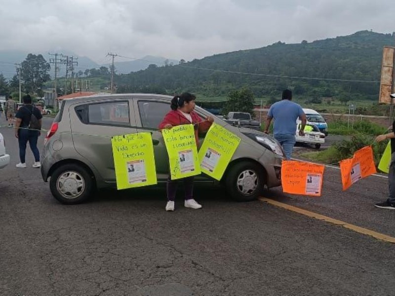 Exigen aparición de Leodegario con bloqueo en carretera