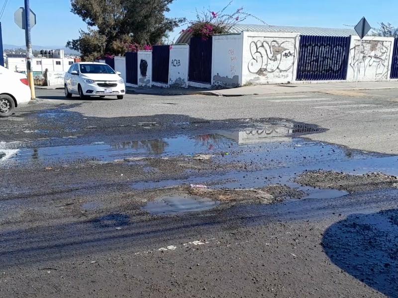 Exigen atender fuga de agua en San Juan del Río