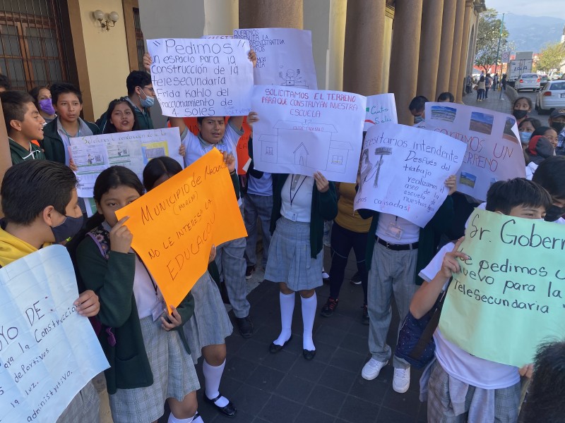 Exigen aulas dignas para telesecundaria de Naolinco