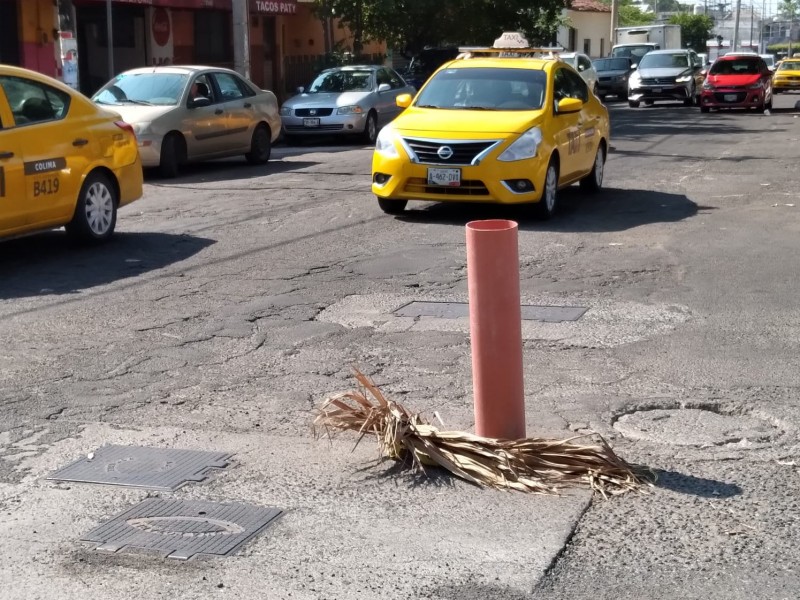 Exigen automovilistas reparar socavón en avenida Javier Mina, Colima
