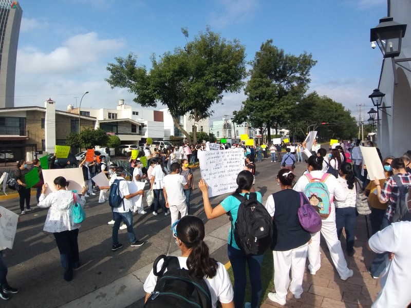 Exigen base trabajadores de Hospitales Maternos