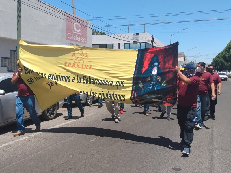 Exigen bomberos entrega de recursos por pago de placas