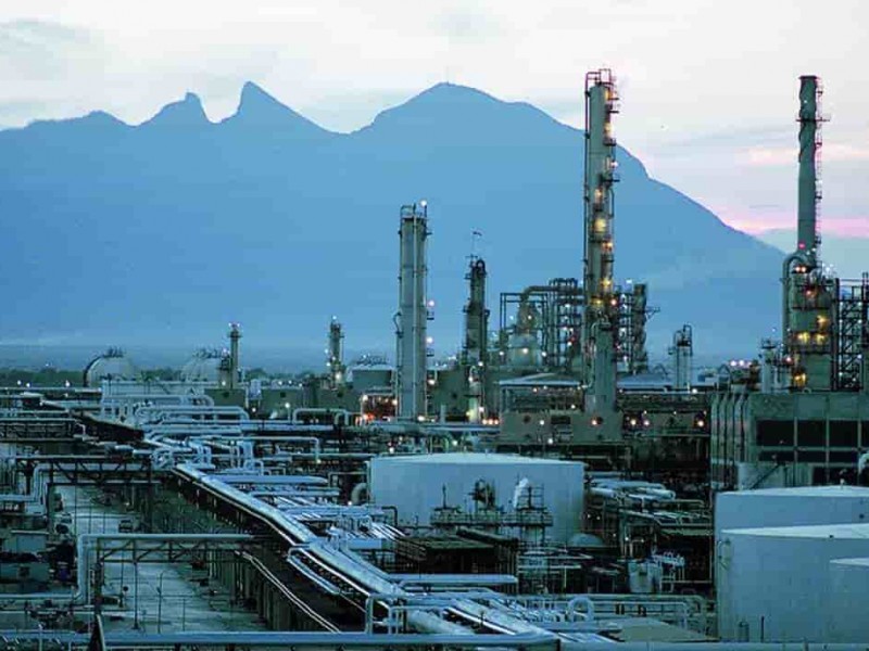 Exigen cierre de refinería de Pemex al norte de México