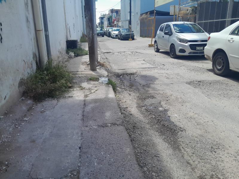 Exigen ciudadanos reparación urgente de baches del callejón Juan de la Barrera
