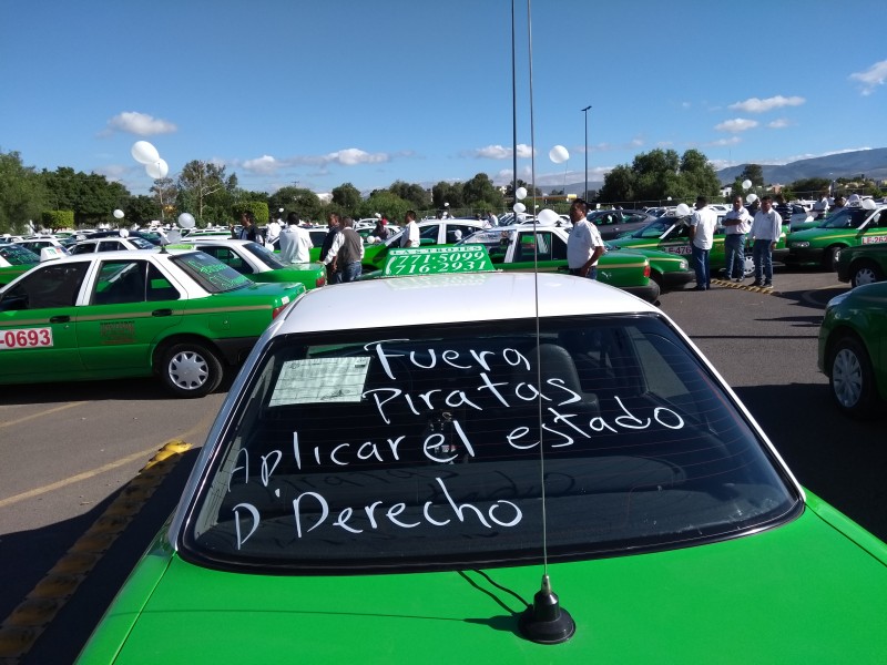 Exigen defensa para taxistas tradicionales