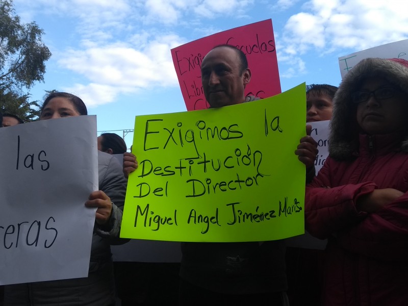Exigen destitución de director escolar en Zinacantepec