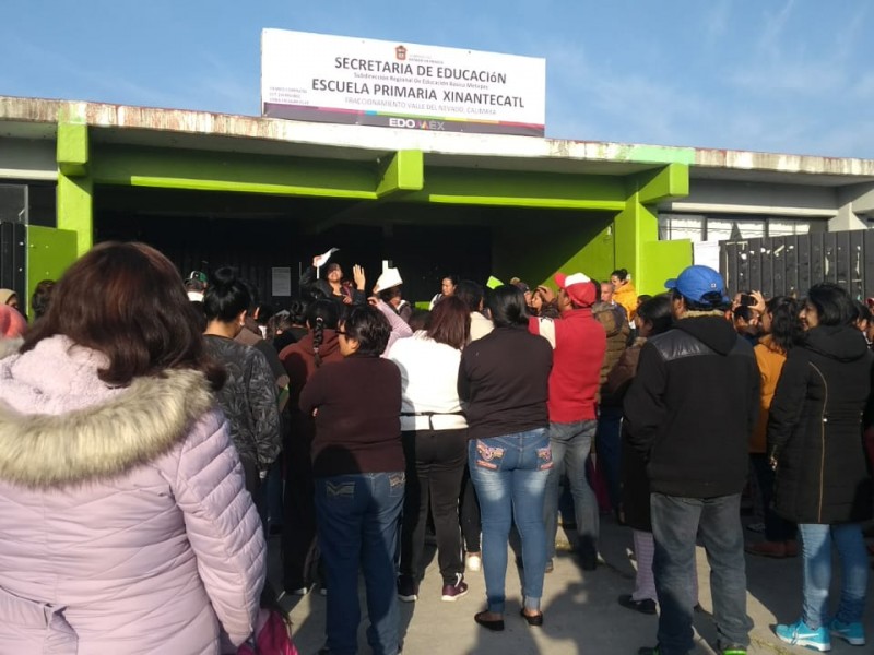 Exigen destitución de directora en escuela de Calimaya