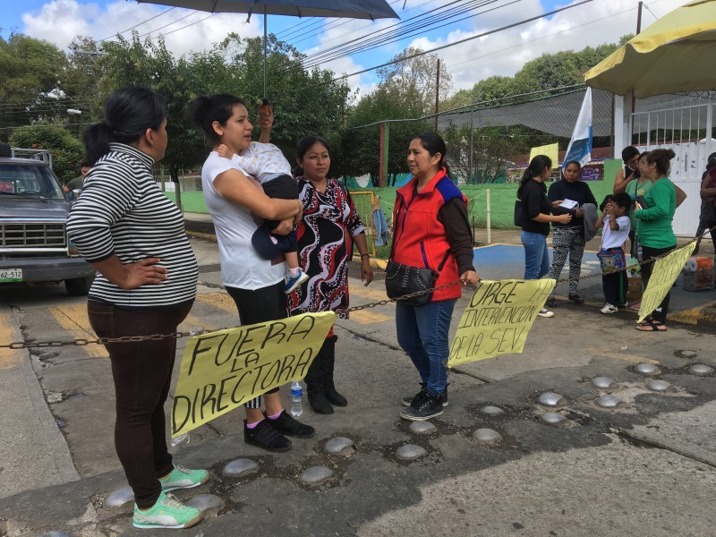 Exigen destitución de directora por desvío de recursos