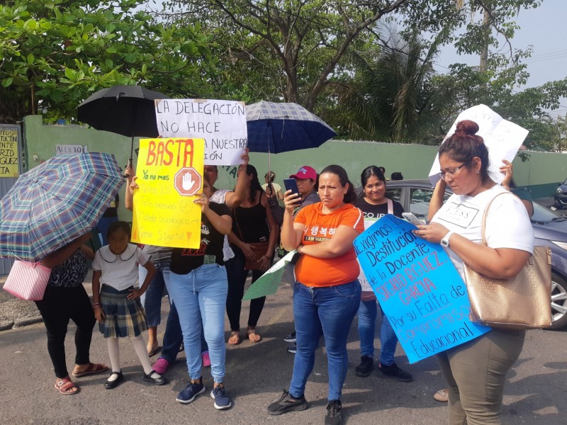 Exigen destitución de maestra que presuntamente violenta a menores