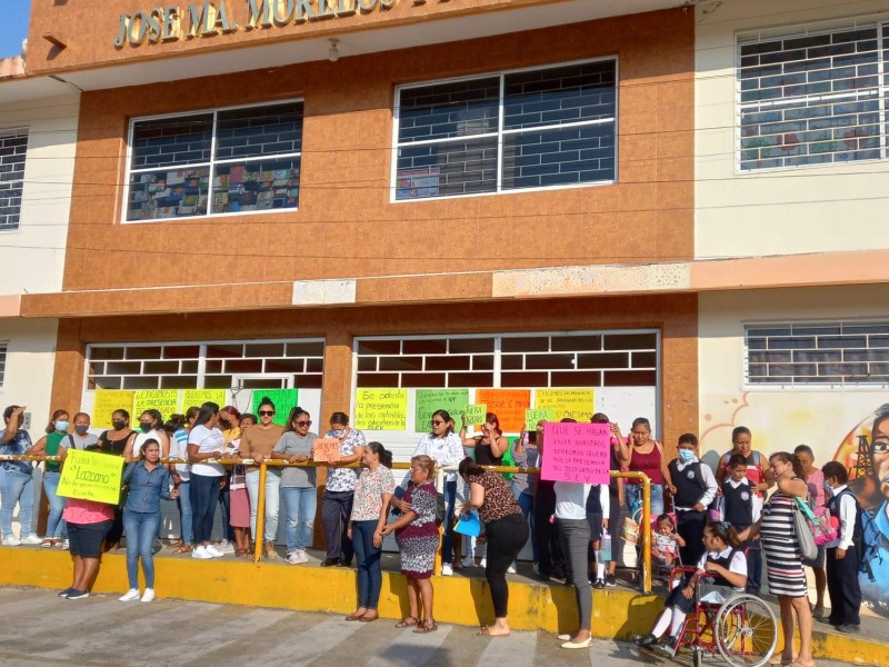 Exigen destitución de maestras por agresiones