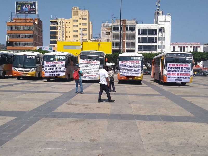 Exigen disolución del conejo bus y pagos