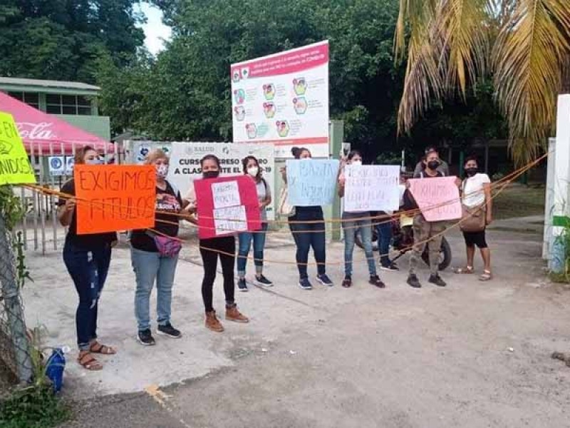 Exigen egresado de enfermería títulos profesionales