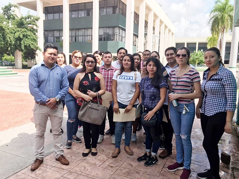 Exigen egresados de universidades cédulas ante SE