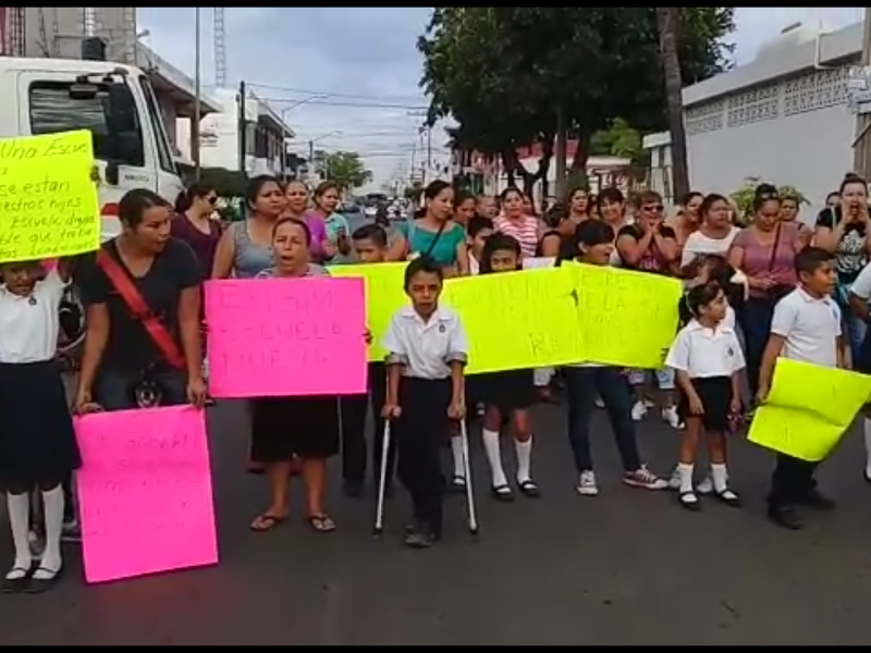 Exigen escuela nueva