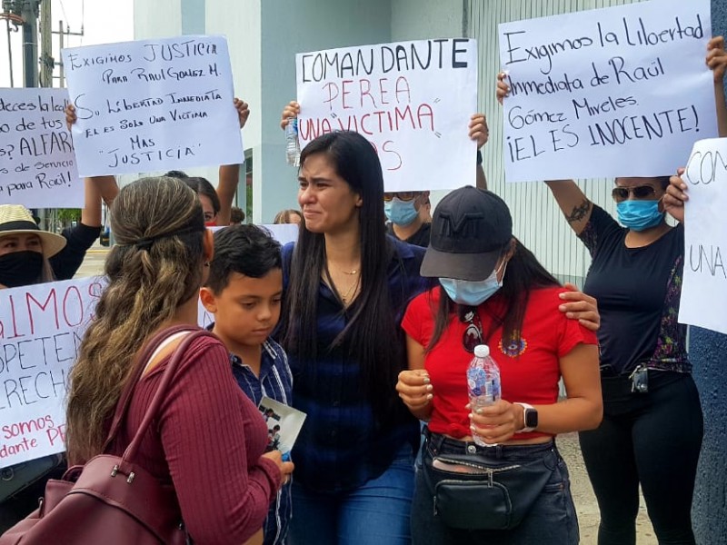 Exigen familiares y amigos la liberación de policías detenidos