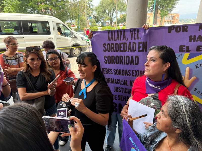 Exigen Insurgentas cesar a intérprete de señas por violencia de género