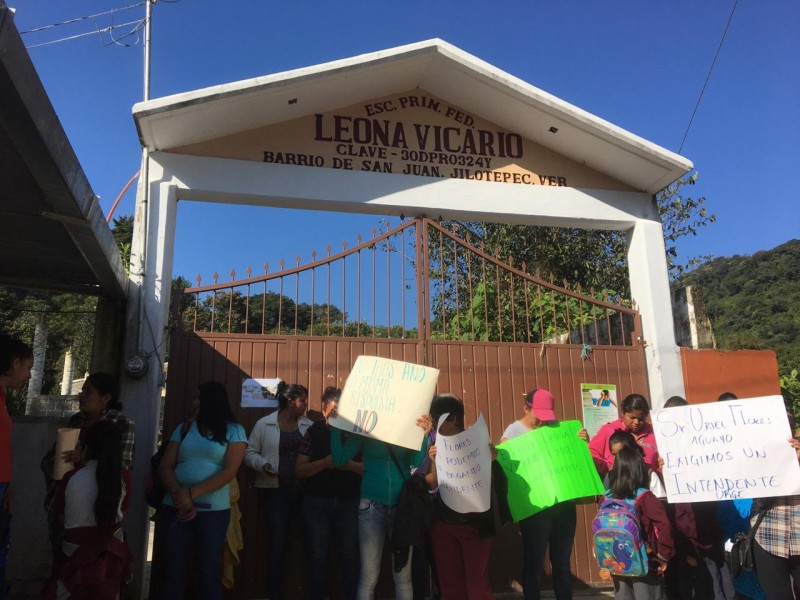 Exigen intendente para primaria de Jilotepec