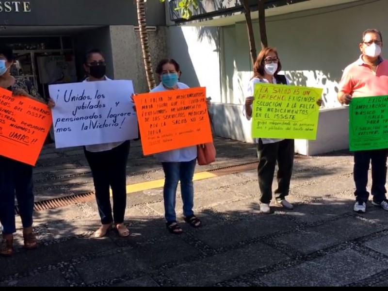 Exigen Jubilados abasto de medicamentos