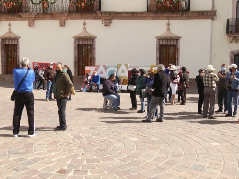 Exigen jubilados y pensionados pago de aguinaldo