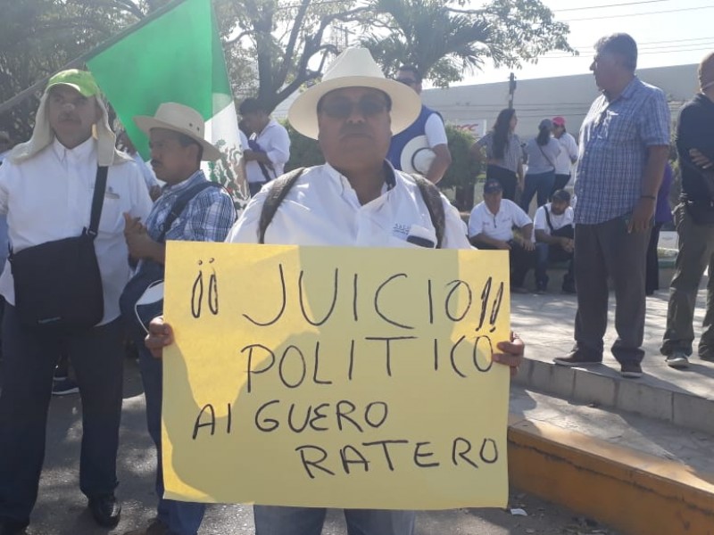 Miles exigen juicio político contra Manuel Velasco