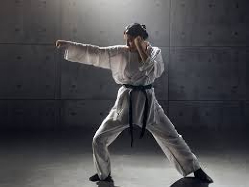 Exigen justicia para jóvenes abusadas sexualmente por profesor de karate