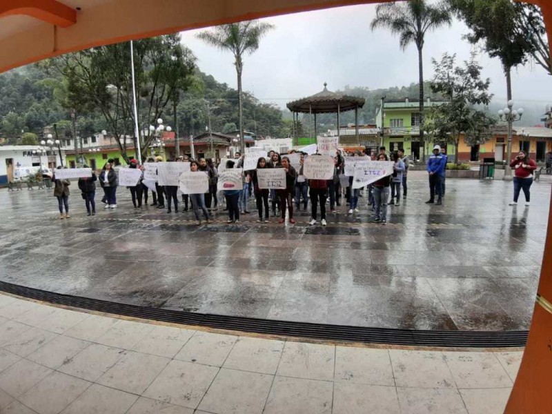 Exigen justicia para maestro asesinado en Zongolica