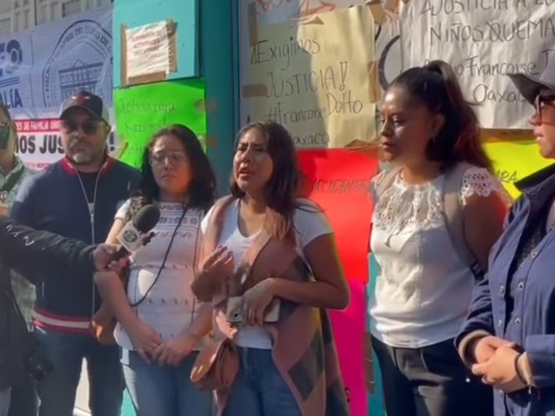 Exigen justicia por menores quemados en campamento del Colegio, Oaxaca